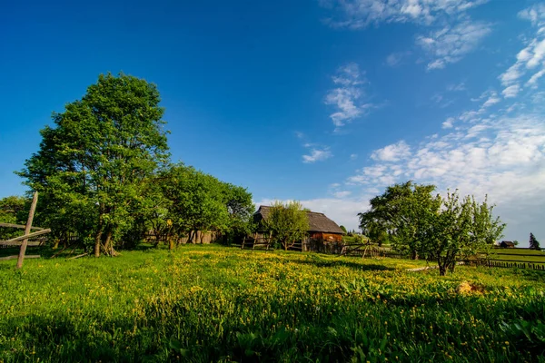 Casa de madeira fazenda no prado com nuvens no céu — Fotografia de Stock