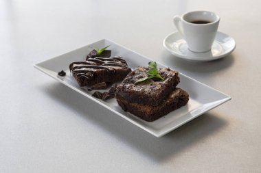 Çikolatalı kek ve naneli kahve.