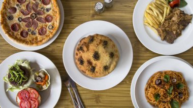 Birçok çeşit yemek ile öğle yemeği varyasyonu