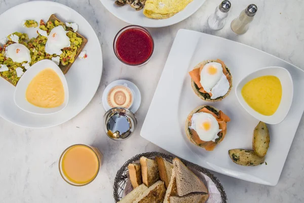 Table avec œufs pochés et pain pour le petit déjeuner — Photo