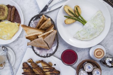 Yumurta beyazı omlet ve kuşkonmaz ile kahvaltı manzarası.