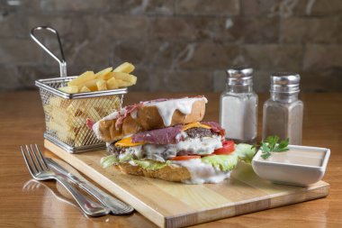 Sedir ağacından yapılmış sandviç ve tahtadan yapılmış et.