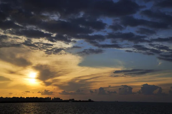 Силуэт побережья с облачным небом в сумерках — стоковое фото