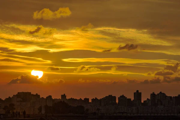 Vacker solnedgång över siluetten av arabiska staden — Stockfoto