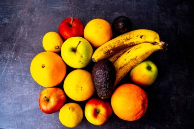 Siyah yüzeyde çeşitli meyvelerin üst görünümü