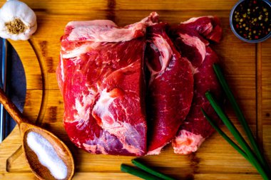 Kesme tahtasındaki çiğ etin yakın plan görüntüsü