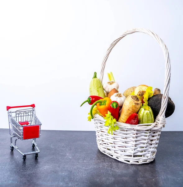 Keranjang bahan makanan yang penuh dengan berbagai sayuran sehat — Stok Foto