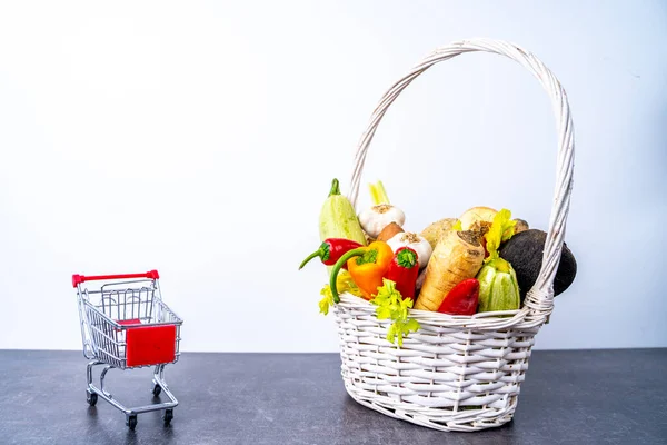 Kereta belanja kecil dengan keranjang makanan penuh dengan sayuran — Stok Foto