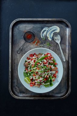 Nar salatası ve taze ıspanak yaprağı.