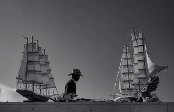 배 뒤에서 있는 한 남자의 흑백 사진 — 스톡 사진