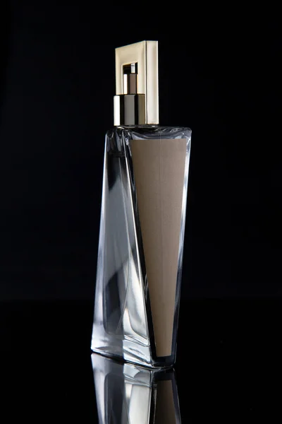 Şeffaf ve boş parfüm şişesinin silueti. — Stok fotoğraf