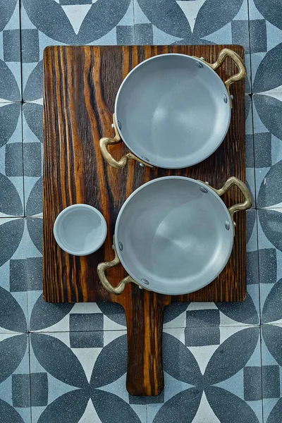 Panneau en bois avec casseroles en métal vides et tasse — Photo