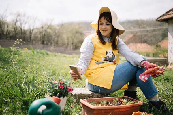 Gadis mengambil foto pot dengan bunga — Stok Foto