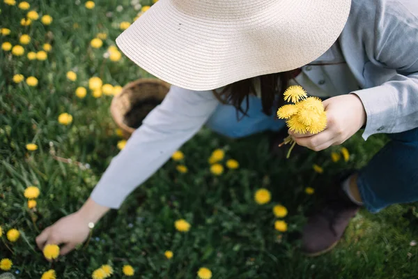 Dari wanita fokus membuat karangan bunga dari dandelion — Stok Foto