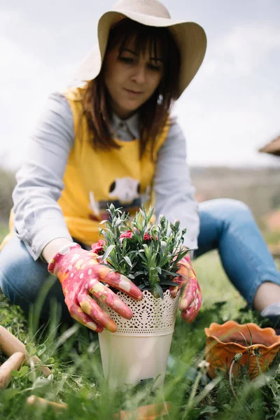 Pot dengan bunga di tangan wanita kabur — Stok Foto