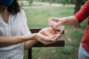 İnsanlar dışarıda Coronavirüs 'e karşı ellerini dezenfekte ediyorlar.