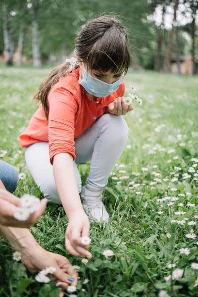Potret anak yang mengumpulkan bunga dan camomile dari padang rumput — Stok Foto