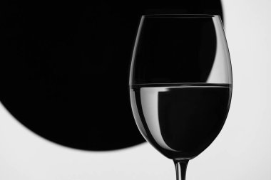 Koyu arkaplanda şarap kadehi