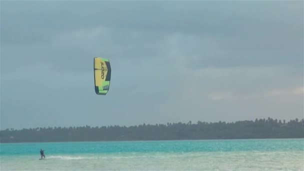 Kitesurfer Kitesurfing V modré laguně Útes & Moře V Cook Islands Jižní Tichý oceán — Stock video