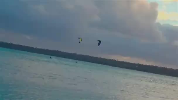 Kitesurfers Kitesurfing Lagoon Reef & Sea Cook-szigeteken Csendes-óceán déli részén — Stock videók