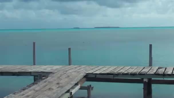 Trópusi móló békés nyugodt tengerre néző gyönyörű Cook-szigetek Lagoon Motu — Stock videók