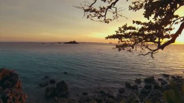Güzel Filipinler Günbatımı & Filipinli Avara Gemisi Sakin Deniz Malapascua Adası