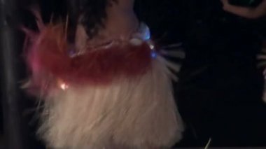 Polinezyalı Dansçı Kız Kadın Çimenlerinin Kapanışı Etek Kıyafeti Gece Hula Stili Dans Etme