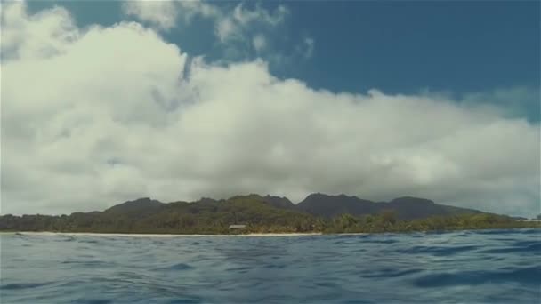 Rarotonga Island Reef & Tropical Beach Panorámica del paisaje y la playa de montaña — Vídeos de Stock