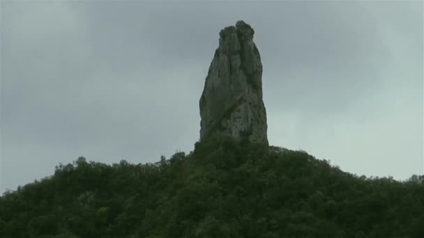 Jehla Rarotonga nebo hora Te Manga slavné pohoří v Cook Islands Forest — Stock video