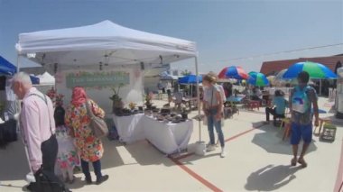 Gold Coast, Avustralya - 7 Eylül 2019: Tedder Avenue Çiçek Festivali. Main Beach Spring Flower Show renkli güzel çiçekler, yemek, eğlence ve insanların bulunduğu popüler bir Gold Coast eğlence etkinliğidir..
