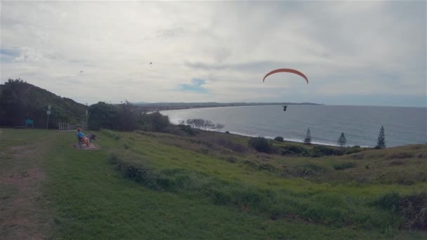 Paraglider Paragliding.People Watching Para Glider Flying.Outdoor Leisure Activity Sport — Stock Video