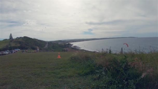 Paraglider Paragliding.People Crowd Watch Para Glider.Outdoor Volnočasové aktivity Sport — Stock video