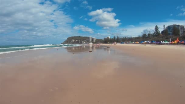 Burleigh Beach Tents.Sea Tide Waves & Ocean View.Popular Seaside Holiday Destination — ストック動画