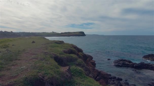 Boulder Beach & Headland Cliffs. Lennox Head Peyzajı. Avustralya Tatil Yeri — Stok video