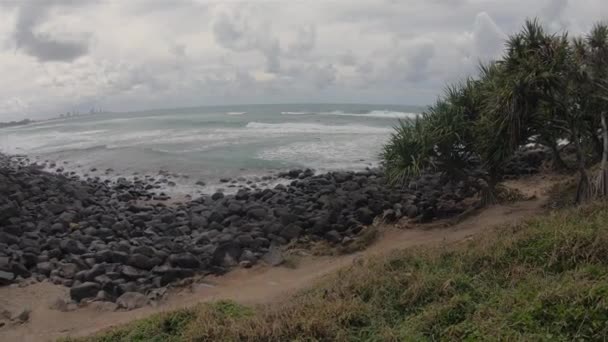 Burleigh Headland Ocean View Walking Track.Gold Coast Paisaje marítimo y playa de rocas — Vídeos de Stock