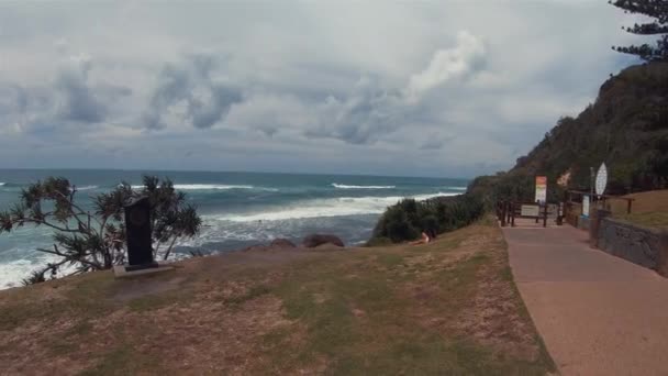 Burleigh Headland Ocean View Walking Track.Gold Coast Paysage de la mer et plage d'herbe — Video