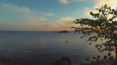 Filipinli Balıkçı Balıkçılık Gün batımında akşam saatlerinde lapse deniz manzarası Banka Outrigger Tekne Üzerinde Tekne Trafiği Kapalı Doğal Malapascua Adası Cebu Visayan Denizi Filipinler Asya