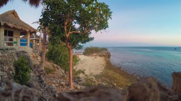 菲律宾马拉帕斯夸岛海滩宿务维萨扬海天 热带海滩度假胜地游客的夜游和近岸落基海滩岩石附近的珊瑚沙滩上的人群 — 图库视频影像