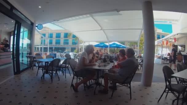 Ludzie Jedzenie posiłku.Cafe Restaurant.Group Jadalnia & Przyjaciele Jedzenie i picie — Wideo stockowe