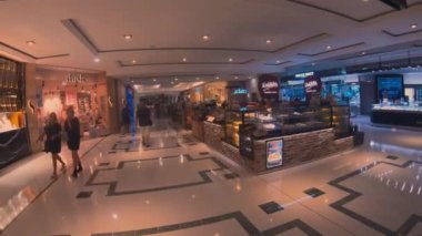 Gold Coast Pacific Fuar Alışveriş Merkezi Avustralya. Kalabalık ve Dükkanlar