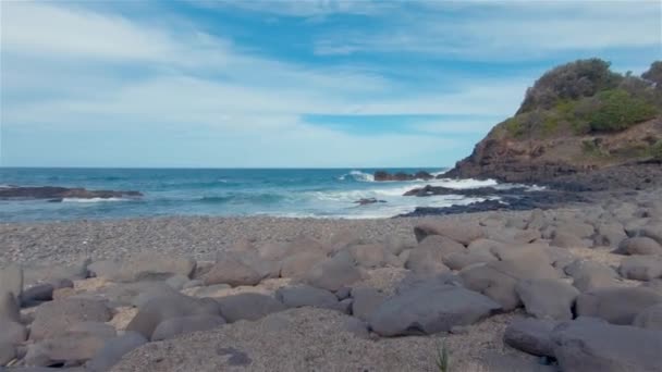 Felsbrocken Strand Landzunge Klippen landschaft.lennox head.australia Urlaubsziel — Stockvideo