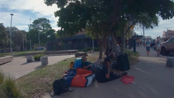 Byron Bay Hippies Group Campamento.Viajeros sin preocupaciones con estilo de vida. — Vídeo de stock