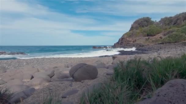 Boulder Beach & Headland Cliffs. Lennox Head Landscape.Australia Holiday Destination — Stock Video