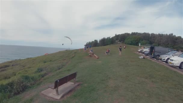 Paragliders Paragliding.Mensen kijken naar Para Gliders Flying.Outdoor vrijetijdsbesteding Sport — Stockvideo