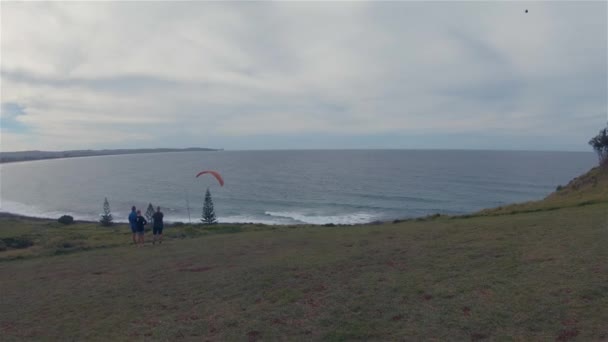 Gleitschirme Gleitschirmfliegen. Menschen beobachten Gleitschirmfliegen. Freizeitaktivitäten im Freien Sport — Stockvideo