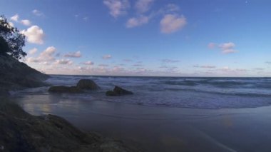 Kuzey Stradbroke Adası Sahili Avustralya Queensland manzarası. Rocky Kum Deniz Burnu