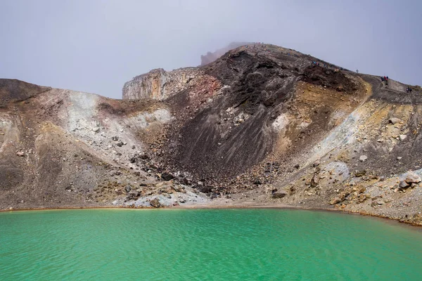 A Tongariro alpesi átkelés a vörös-kráter és a smaragd tó — Stock Fotó