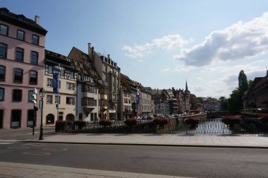 Strasbourg, Alsace, Fransa 07 / 22 / 2013: Güneşli bir yaz gününde Strasbourg 'daki kanal dolgusu üzerindeki tarihi evler