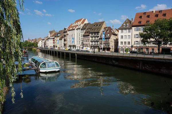Strasbourg, Alsace, Fransa 07 / 22 / 2015: Strasbourg 'a tekne gezisi