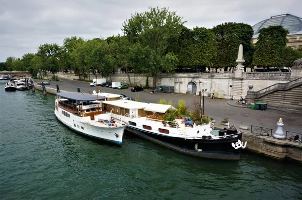 Paris, Fransa 07 / 16 / 2015: Bir yaz günü Seine Nehri kıyısında tekneler